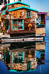 鲍旗寨村维多利亚州浮游家庭村棕旗豪船背景