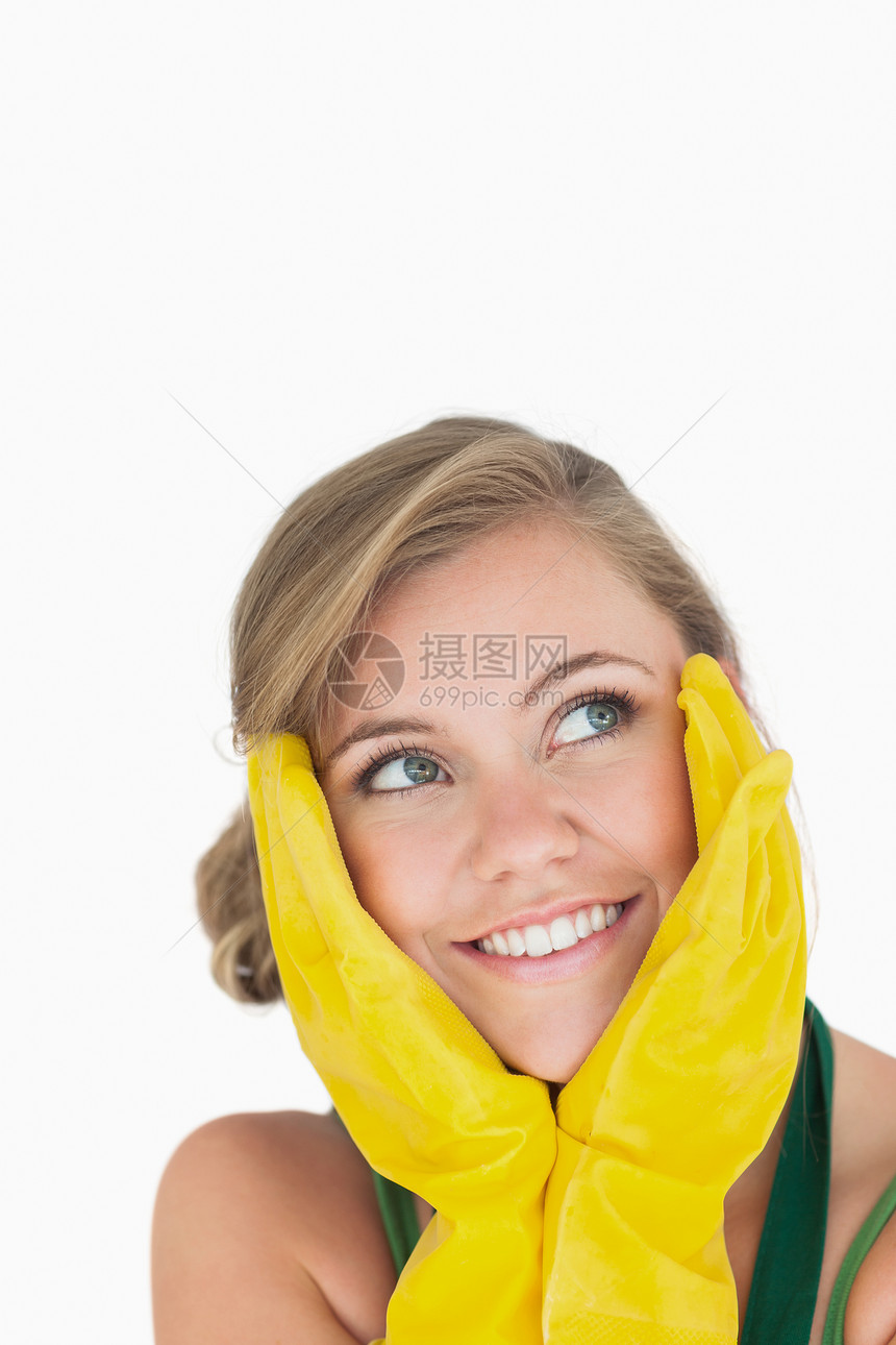 带着黄色手套的微笑的年轻女佣女士金发卫生女性家庭头发思维人员幸福家政图片
