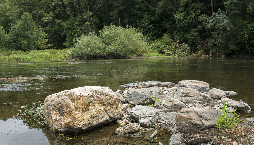 河中含冰石的岩石流动绿色石头环境季节运动苔藓植物风景溪流图片