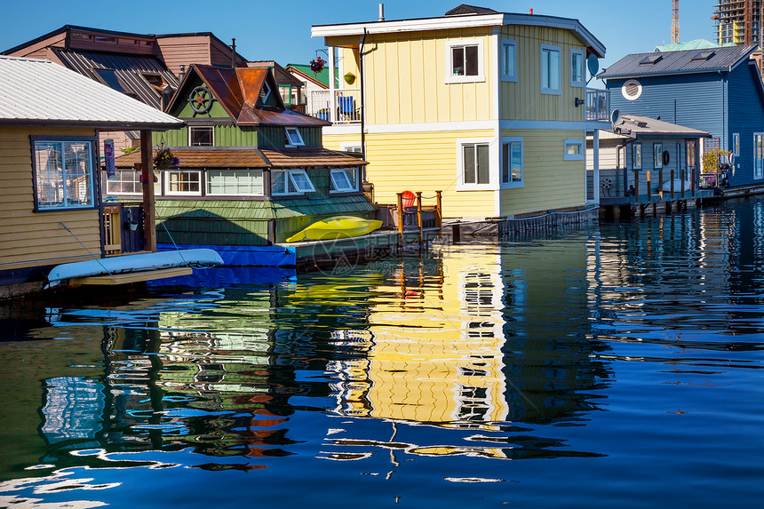 黄棕色豪船 渔夫码头维多利亚海岸线海洋风景房屋家园村庄黄色内港船屋旅行图片