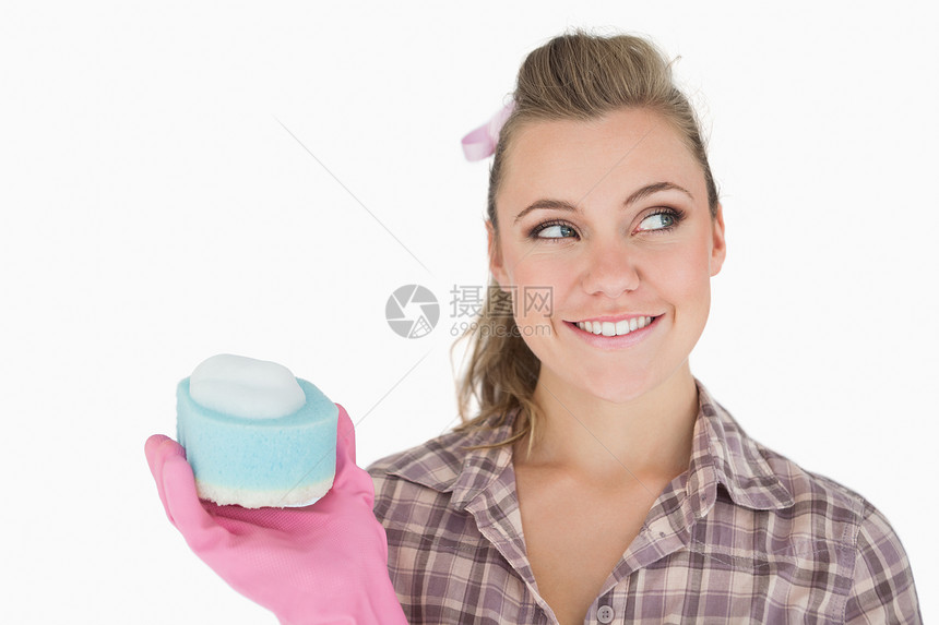 手拿着肥皂贴在海绵上头的笑女人金发浅色家政头发塑胶女性思维打扫幸福泡沫图片