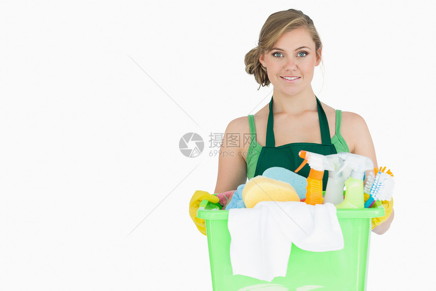 年轻女佣携带清洁用品的肖像幸福清洁工卫生打扫海绵头发围裙家务家政喷雾图片