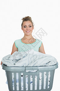 带着洗衣篮的微笑着的妇女的肖像背景图片