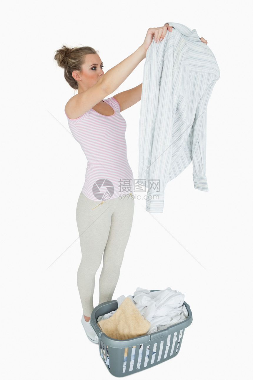 妇女用洗衣篮子检查衬衫图片