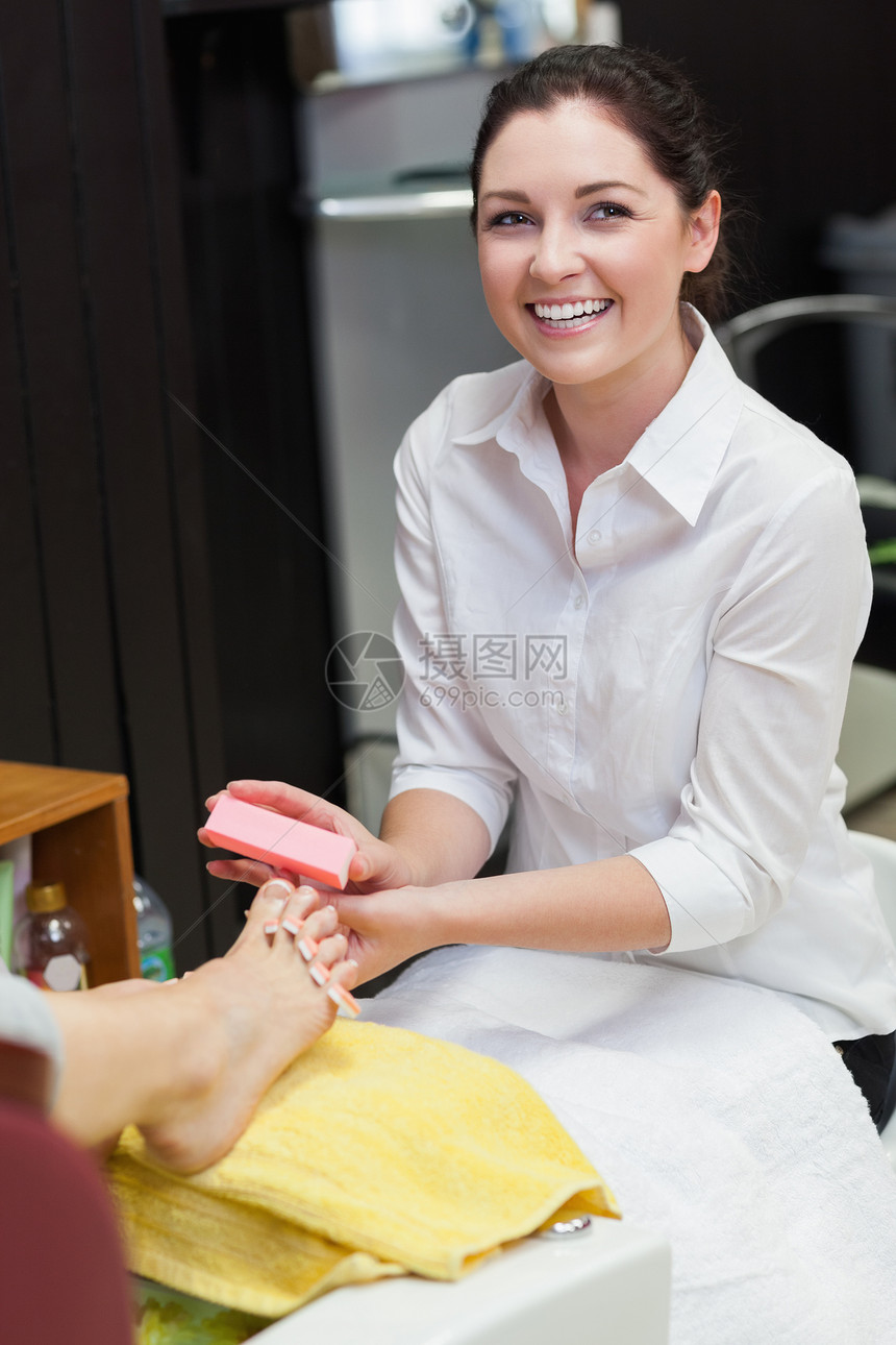 温泉中心妇女缓冲脚指甲双手美甲治疗抛光缓冲器毛巾美甲师幸福女性分隔器图片