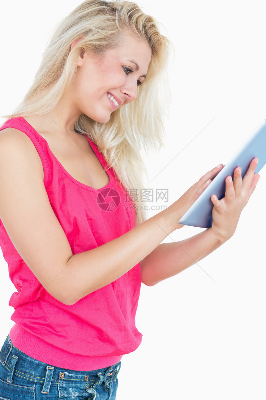 使用数字平板电脑的快乐临时妇女肖像图片