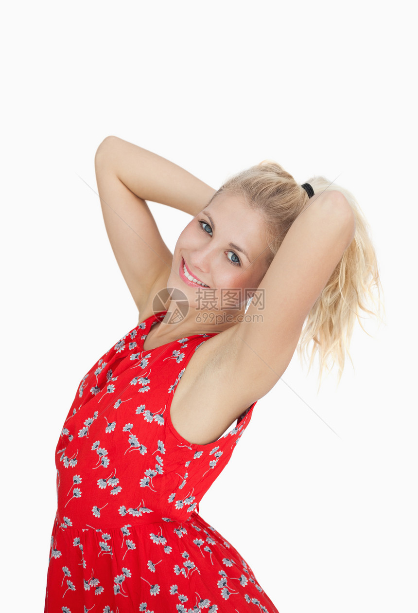 穿红夏裙的年轻女子肖像浅色双手头发女士马尾辫女性拉伸裙子金发闲暇图片