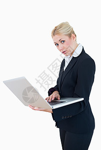 使用笔记本电脑的年轻女商务人士肖像背景图片
