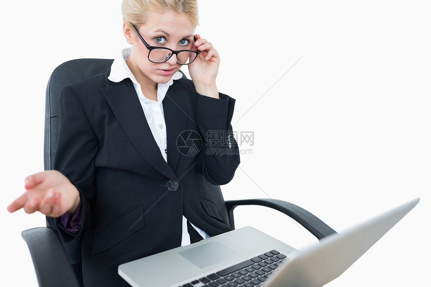 手持笔记本电脑的年轻女商务人士肖像图片