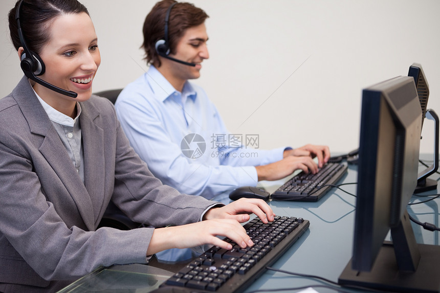 快乐呼叫中心员工工作愉快中心男性沟通呼叫代理人操作员团队客户雇员技术图片