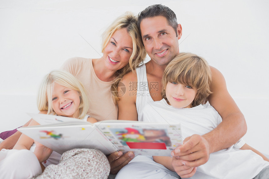 幸福的一家人一起读童话故事图片