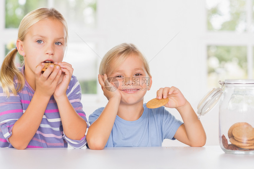 哥哥和姐姐一起吃饼干的图片