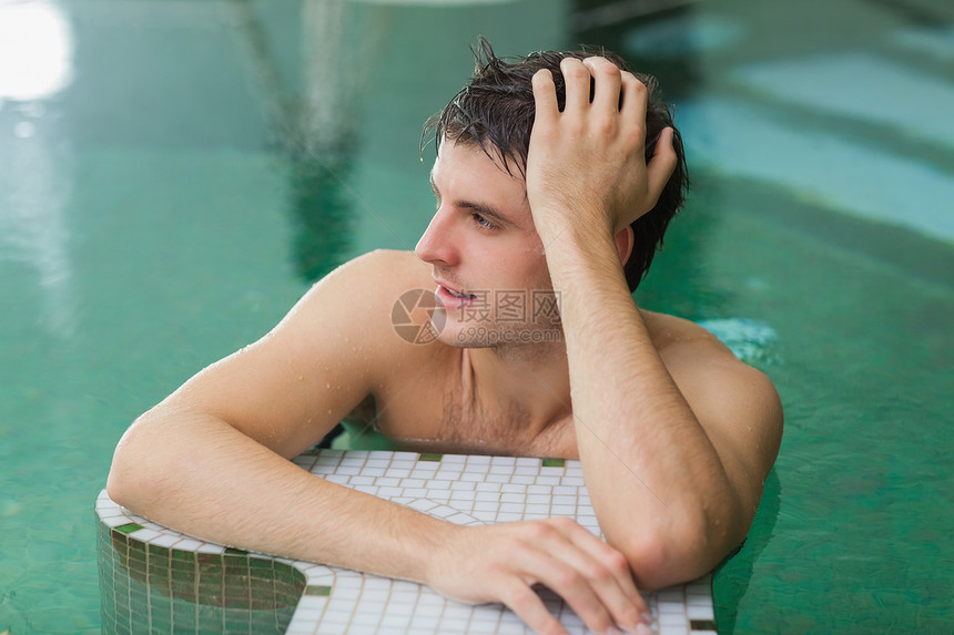 男人在游泳池里放松倾斜微笑短发温泉酒店男性棕色头发运动瓷砖图片