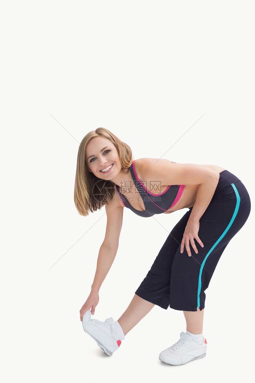年轻妇女做伸展锻炼的肖像图片