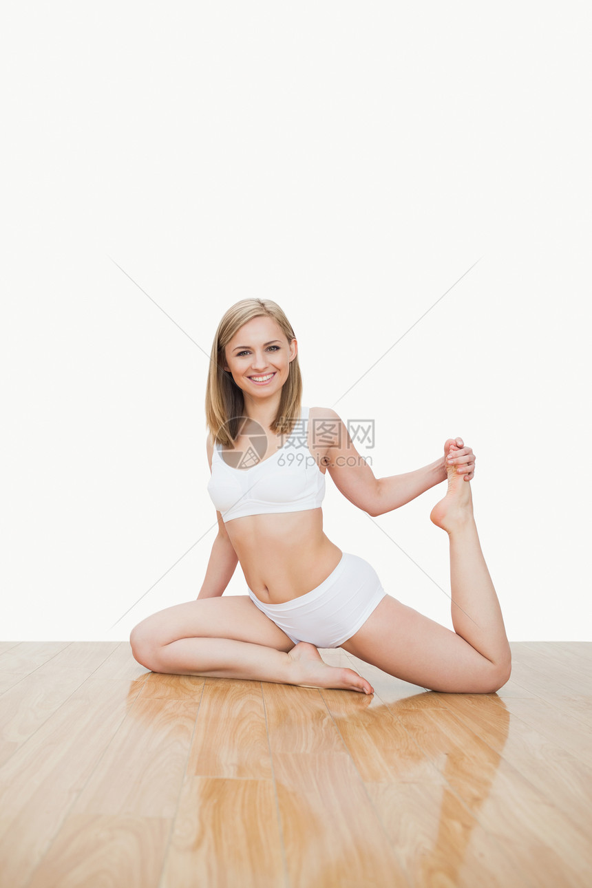 年轻女子在硬木地板上锻炼运动的肖像图片