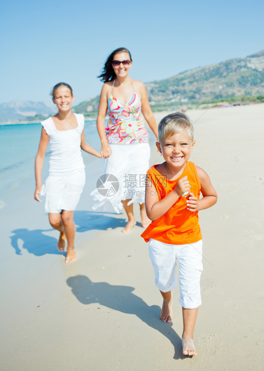 可爱的男孩和姐姐妈妈在沙滩上海岸线跑步幸福假期海洋活动情调太阳海滨热带图片