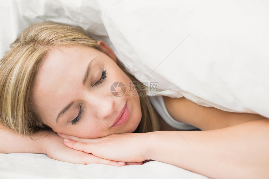 在床上闭着眼睛 紧闭美容女人的床单下卧室女性家庭生活棉被头发浅色房子毯子金发金发女郎图片