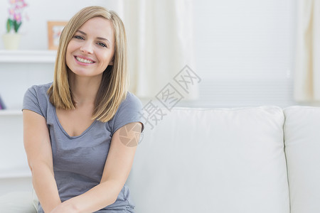 坐在家中的放松女人的肖像背景图片