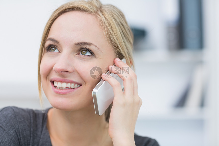 利用移动电话为商业妇女提供近身服务图片