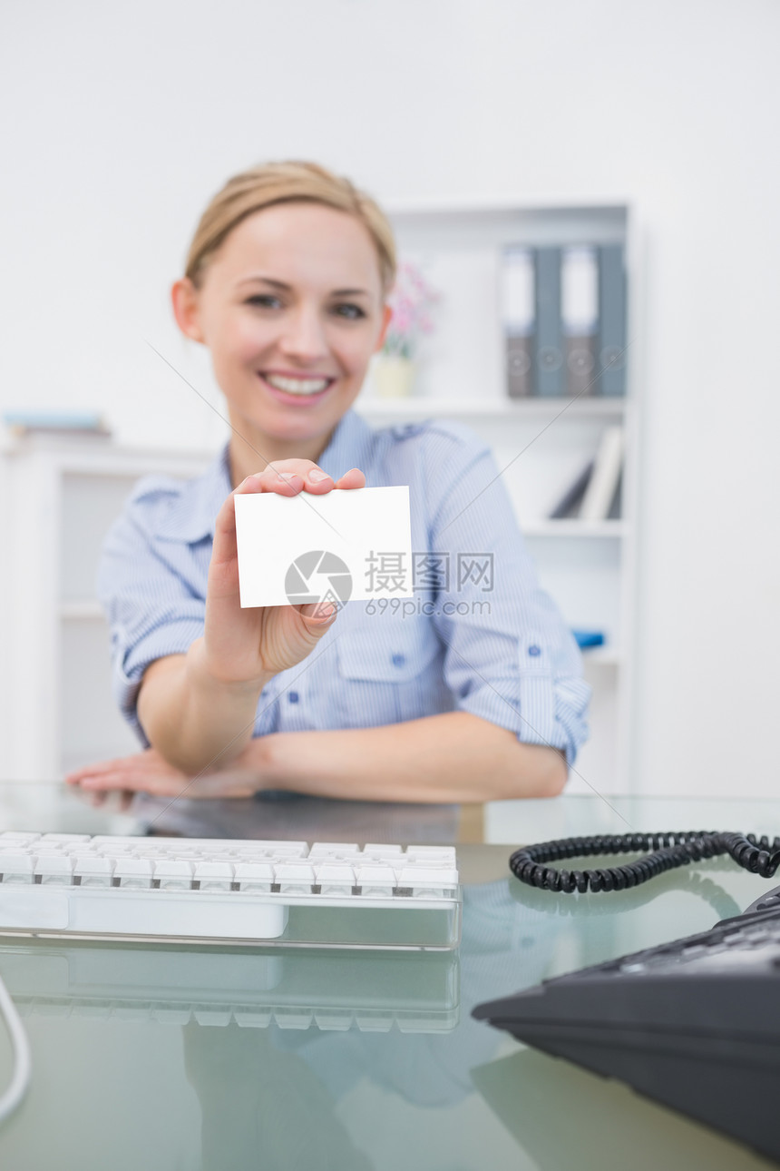 在办公室持空白卡的 快乐女性执行官商业人士公司幸福名片微笑商务技术金发电子图片