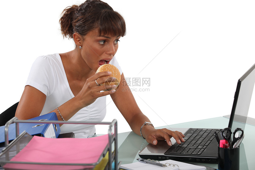 女人在桌子边吃汉堡飞碟盘子杯子食物午餐女孩商务电脑工程师生意人图片
