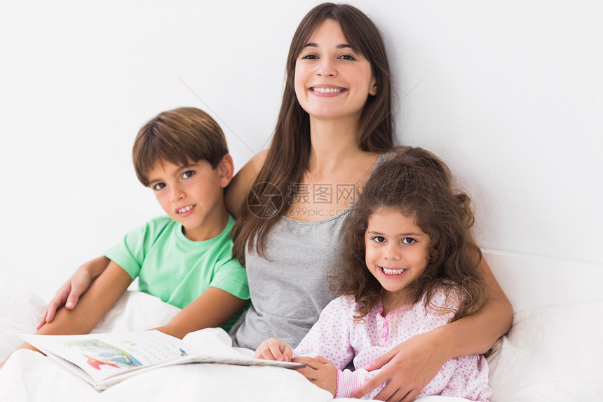 母亲与儿子和女儿阅读书图片