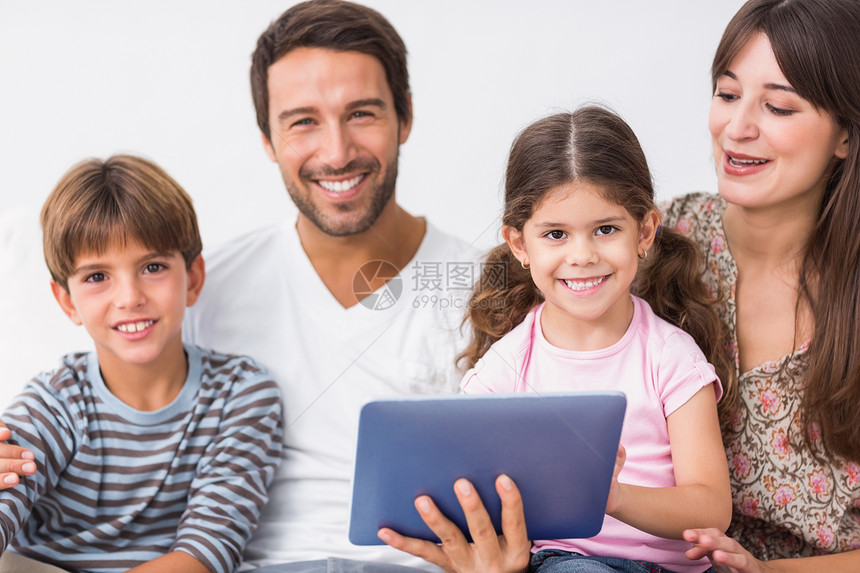 幸福的家庭与平板电脑男生男人儿子母亲棕色父亲混血触摸屏微笑头发图片