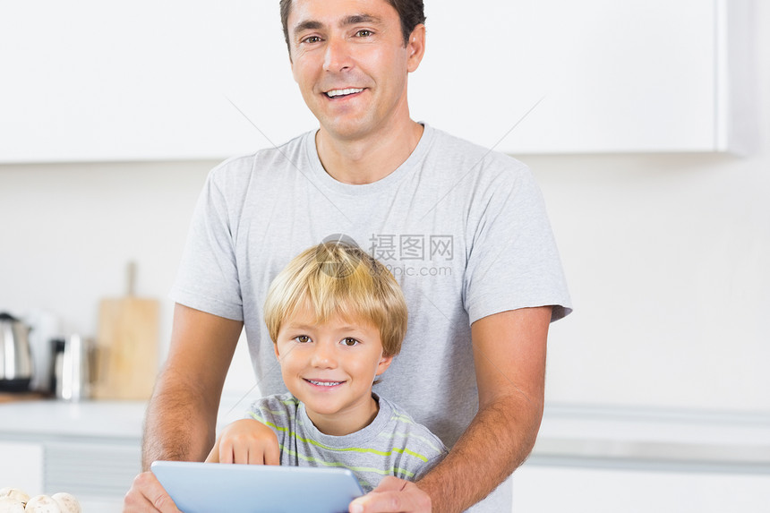 快乐的父亲和儿子使用平板电脑图片
