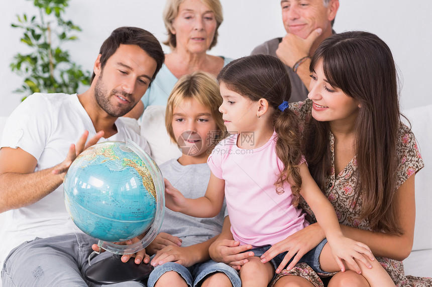 幸福的家庭看着地球图片