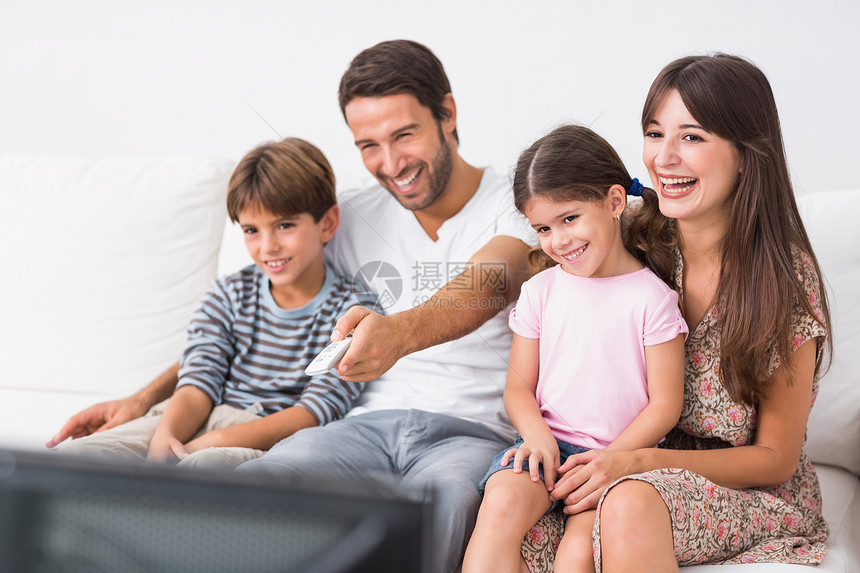 家庭快乐观看电视头发女儿牙裔遥控微笑男性孩子男生女性母亲图片