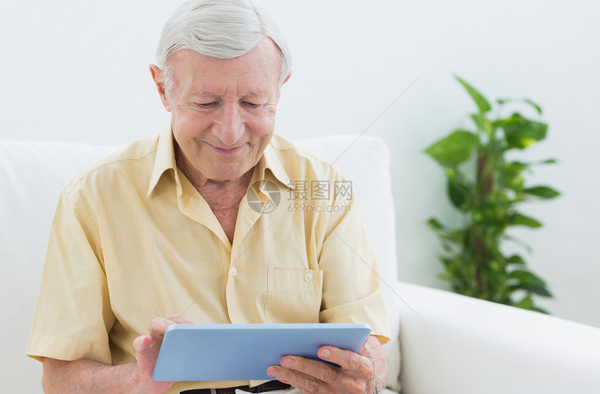 老年人使用数字平板电脑图片