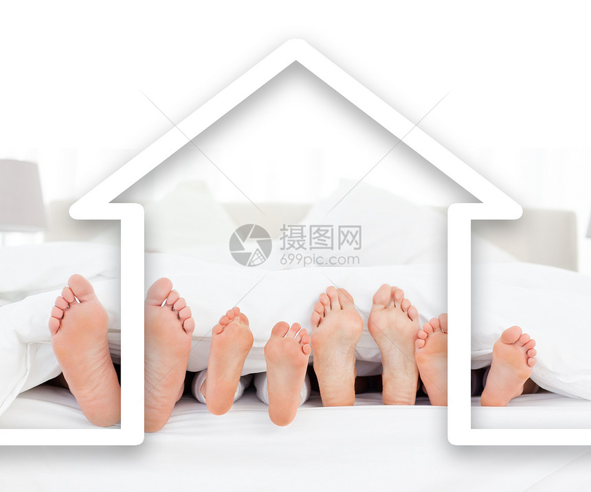 下层的脚家庭用房屋插图说明白色毯子赤脚羽绒被寝具男性卧室数字女孩女性图片