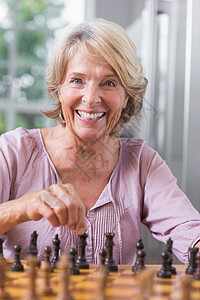 玩象棋的开心女人背景图片