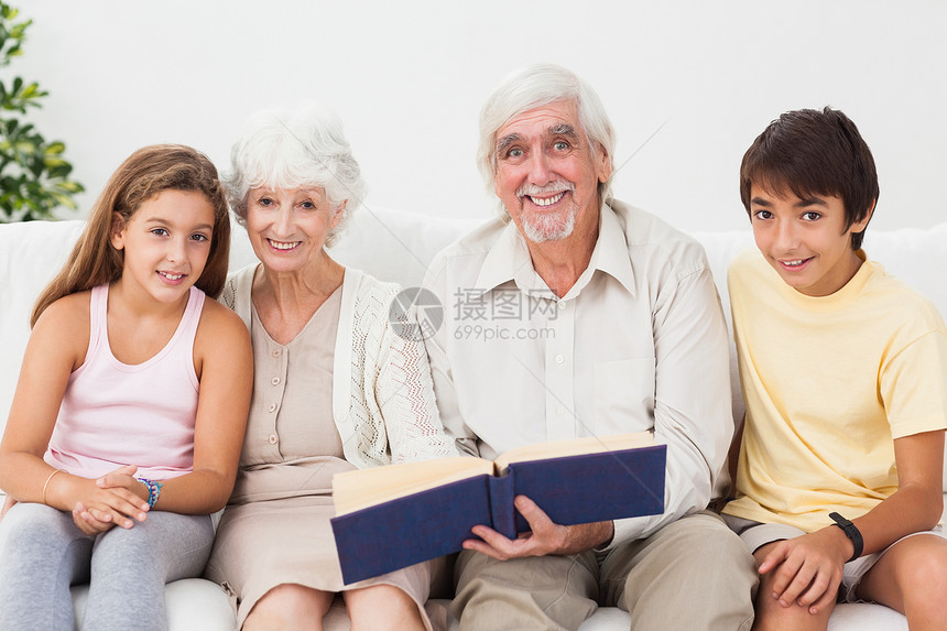 向外祖父母微笑 让孙子们看书图片
