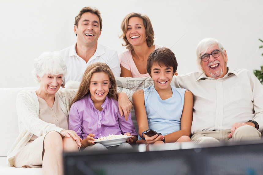 扩大家庭观看电视图片