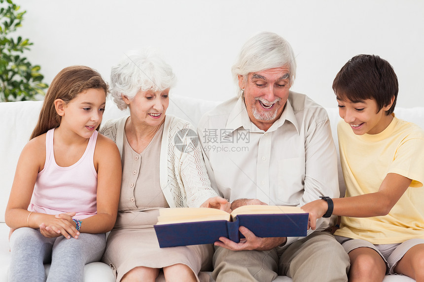 祖父母和外祖父阅读书图片
