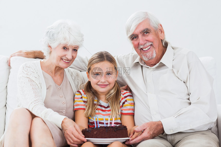 和祖父母一起庆祝生日的小女孩儿图片