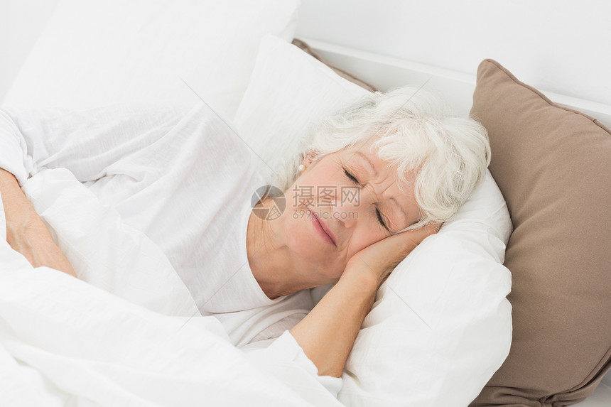 睡着的老年妇女图片