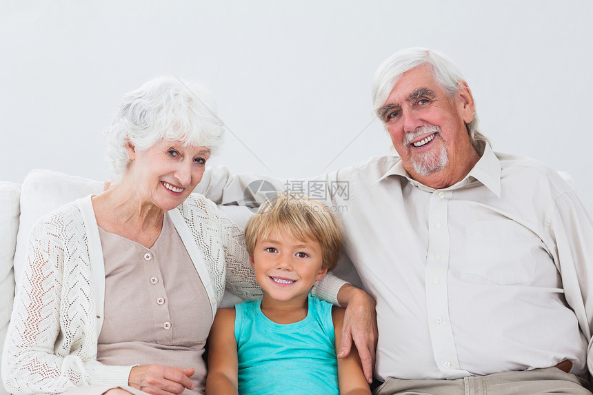 和祖父母一起坐着的孙子图片