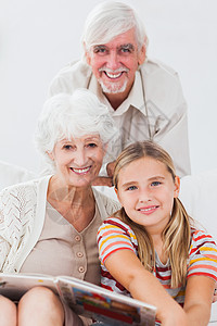 小女孩与祖父母一起微笑背景图片