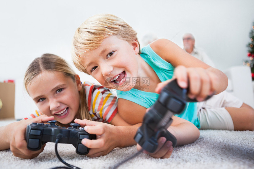玩电子游戏开心的姊妹图片