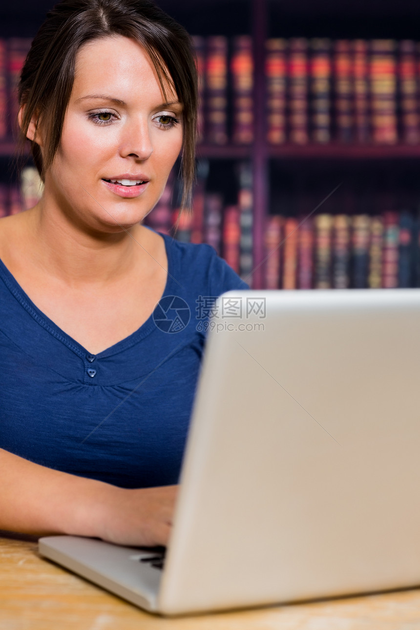 使用计算机的妇女电脑快乐图书馆笔记本技术微笑长发学习女士大学图片