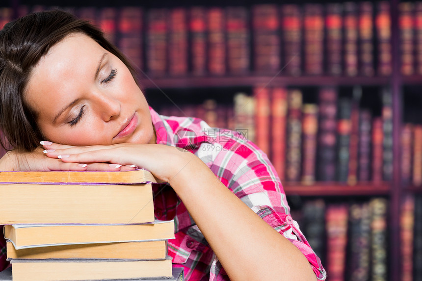 睡在书上的女人文学棕色教科书女士学生书架休息倾斜知识分子睡眠图片