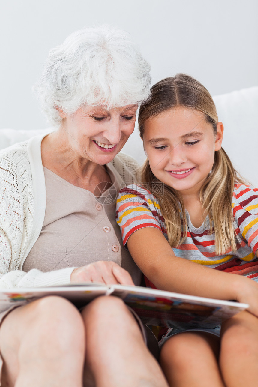 小女孩和奶奶一起读书图片