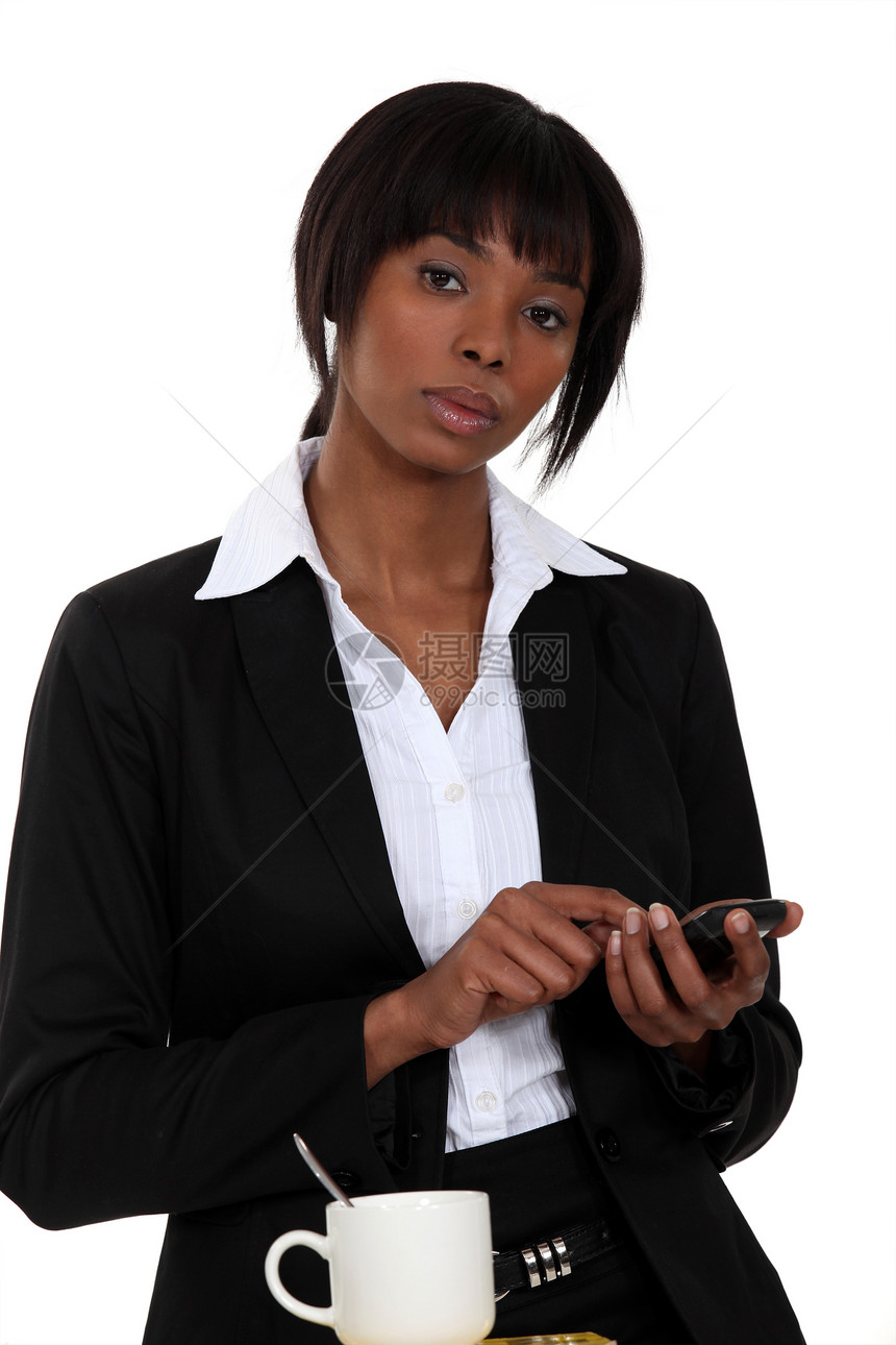 利用手机的女商务人士图片