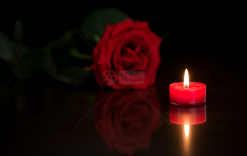 带红玫瑰的浪漫蜡烛情人火焰背景黑色烛光玫瑰燃烧红色图片