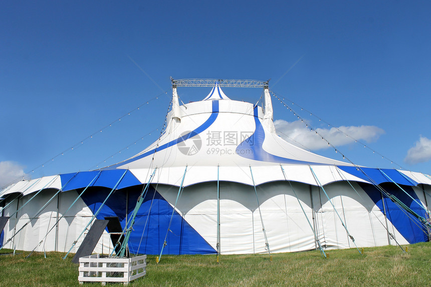 蓝色和白色大顶顶帐篷大顶场地天空娱乐乐趣绳索风景水平日光图片