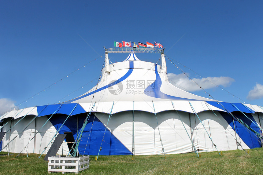 蓝色和白色大顶顶帐篷乐趣大顶水平绳索世界日光娱乐旗帜风景场地图片