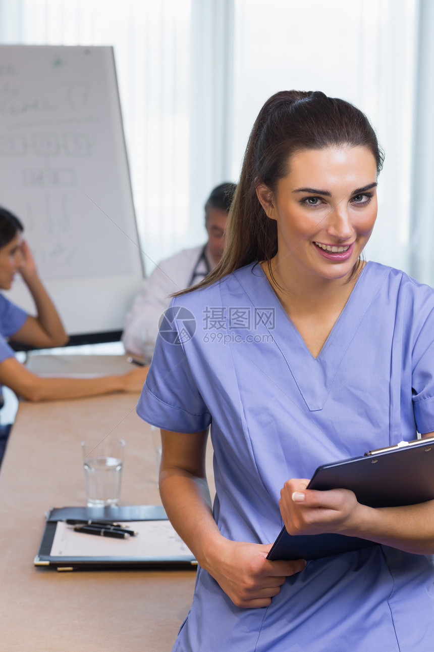 带剪贴板的微笑护士伙伴桌子服务头发办公室女性卫生实验会议男性图片