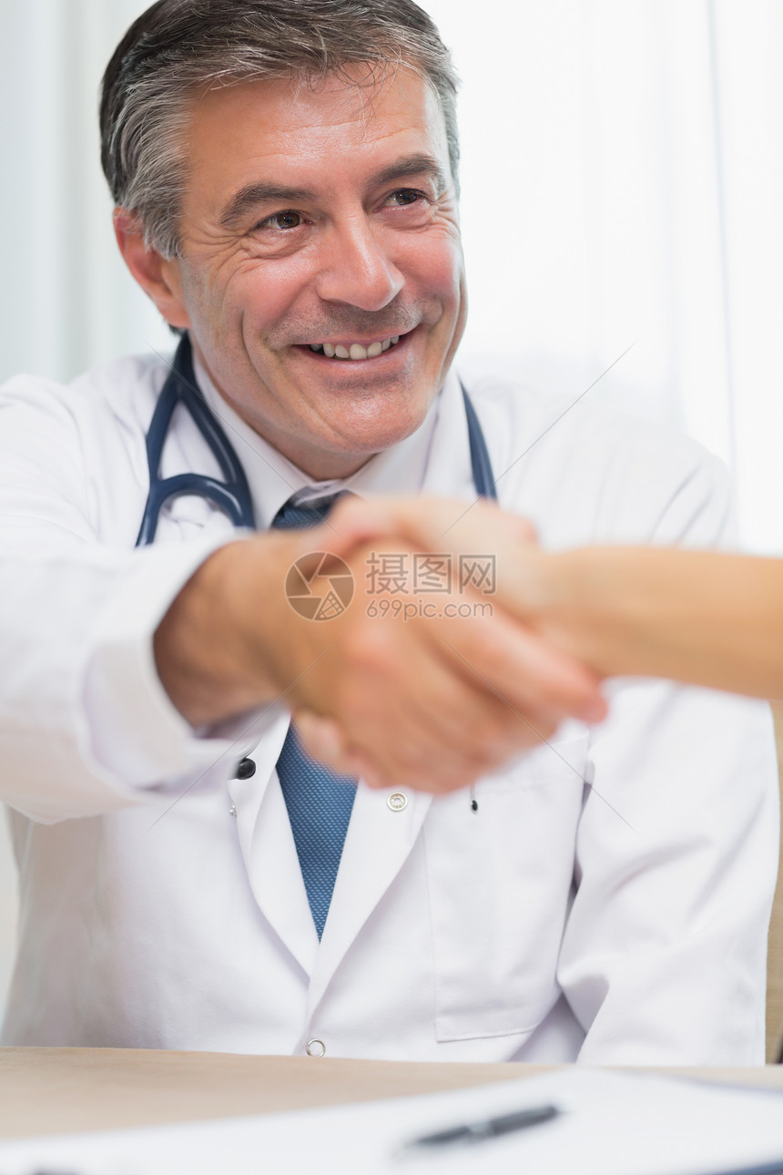 医生握手磨砂膏会议保健团队桌子男性男人伙伴医疗实验图片